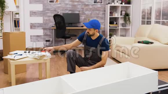 家具装配工人使用螺丝刀视频的预览图