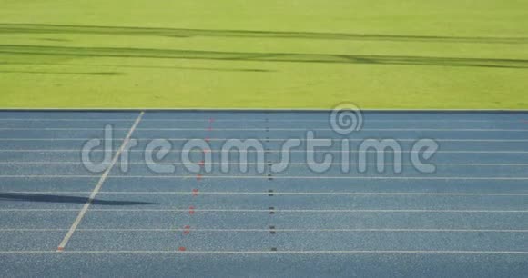 白人运动员在体育场跑步视频的预览图