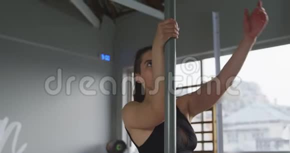 高加索女人在跳钢管舞视频的预览图