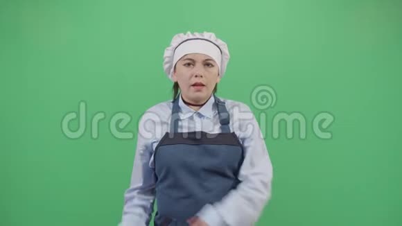 疯狂的女厨师在玩视频的预览图