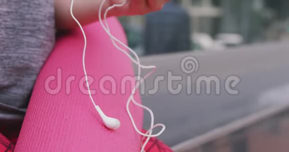 戴耳机听音乐的白人女性视频的预览图