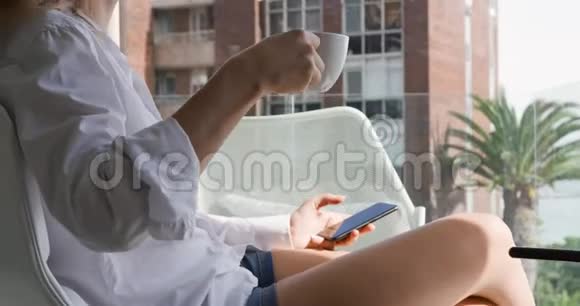 酒店内白种人妇女喝咖啡的侧景视频的预览图