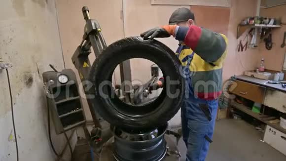 技师在车库里装轮胎视频的预览图