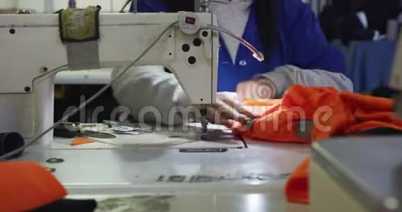 工厂里使用缝纫机的混血女视频的预览图