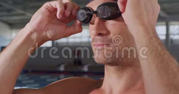 游泳者把他的泳镜视频的预览图
