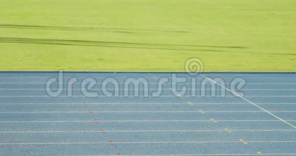 白人运动员在体育场跑步视频的预览图