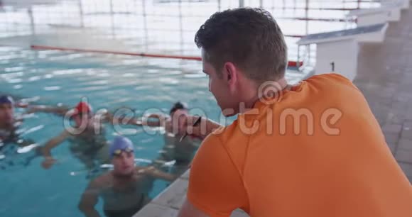 游泳教练和游泳运动员交谈视频的预览图