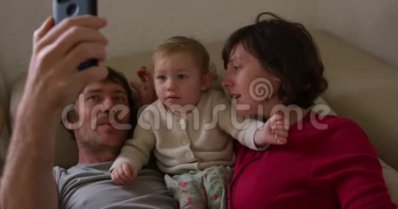 家庭在家客厅拍照视频的预览图