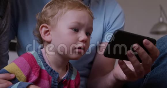 近距离观看婴儿智能手机视频的预览图