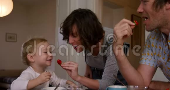 白人家庭在家吃草莓视频的预览图