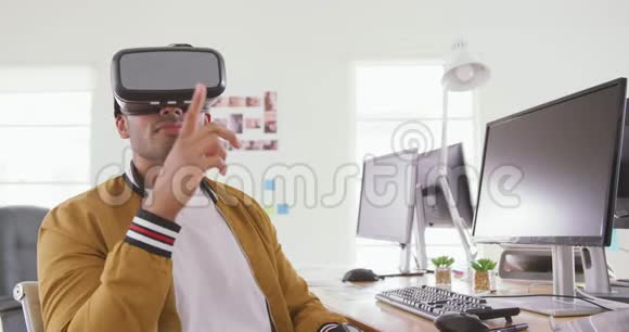 在创意办公室戴VR耳机的混血男子视频的预览图