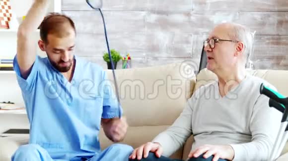透露年轻男护士听退休老人心跳的镜头视频的预览图