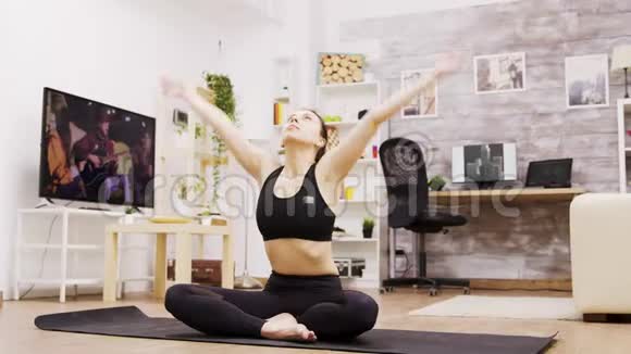 有魅力的年轻女性在瑜伽莲花位置冥想视频的预览图