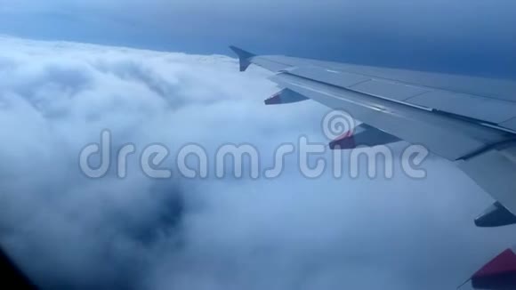 云层上方的飞机收回地面扰流器视频的预览图