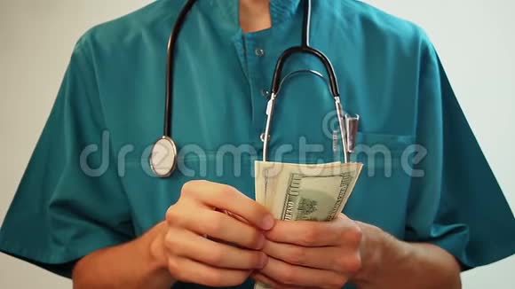 医务工作者数钱腐败昂贵的医疗保健视频的预览图