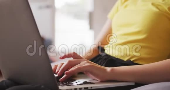 在创意办公室工作电脑的混血女人视频的预览图