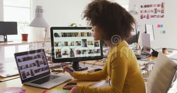 在创意办公室工作的混血妇女视频的预览图
