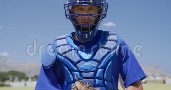 穿着防护制服的棒球运动员视频的预览图