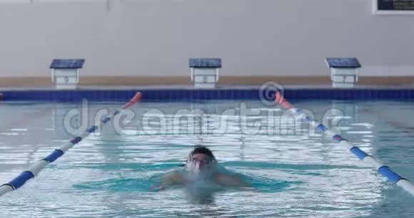 游泳者从水里出来举起手臂视频的预览图