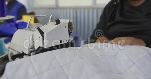 工厂里使用缝纫机的混血女视频的预览图