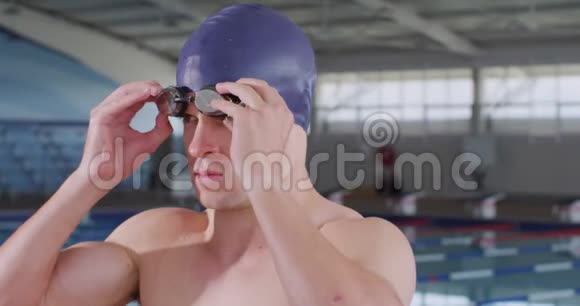 游泳者把他的泳镜视频的预览图