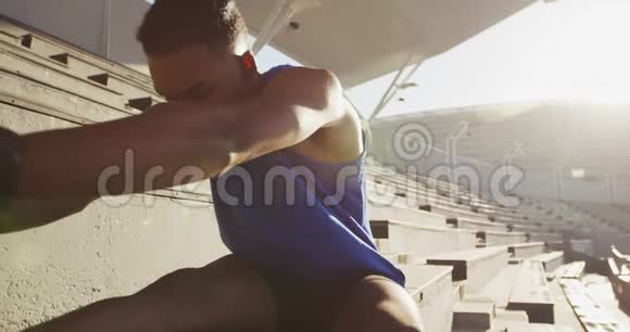 非洲裔美国运动员在体育场伸展身体视频的预览图