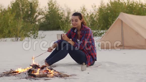 旅游妇女露营附近的篝火户外自然视频的预览图