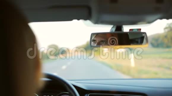 成年人坐在车里视频的预览图