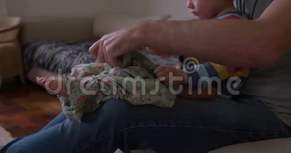 白种人在家给婴儿穿衣视频的预览图
