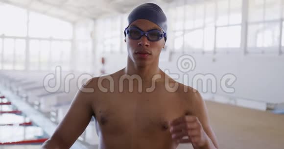 游泳者摘下游泳镜看着摄像机视频的预览图