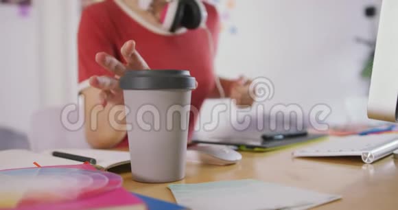 在创意办公室喝咖啡的混血女人视频的预览图