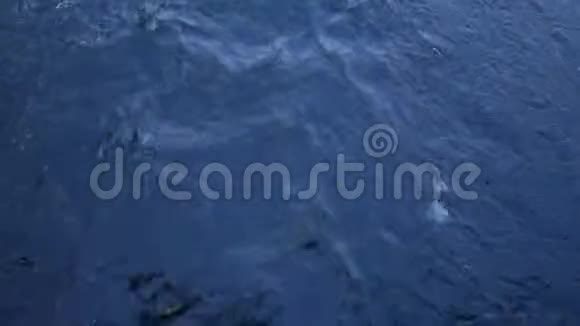蓝色的河流水流视频的预览图