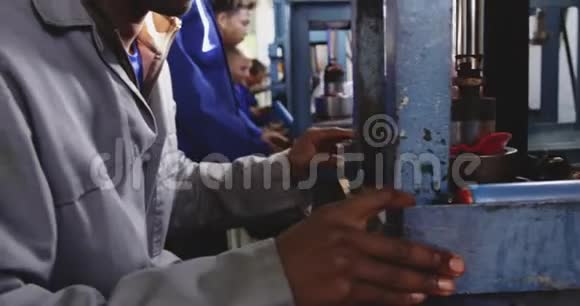 混合种族工人在工厂微笑视频的预览图