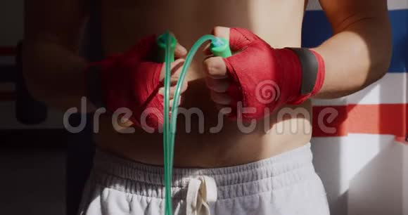 拳击场跳绳的男子近景视频的预览图