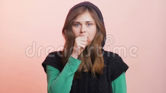 年轻女子戴着医用防护面罩在摄影棚背景下用手做停止手势女孩恐惧地伸出手掌概念视频的预览图
