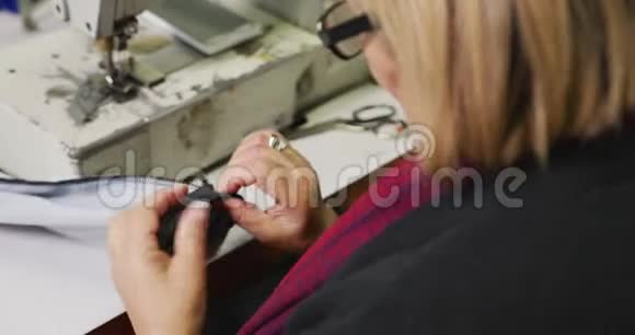 工厂里使用缝纫机的白人妇女视频的预览图
