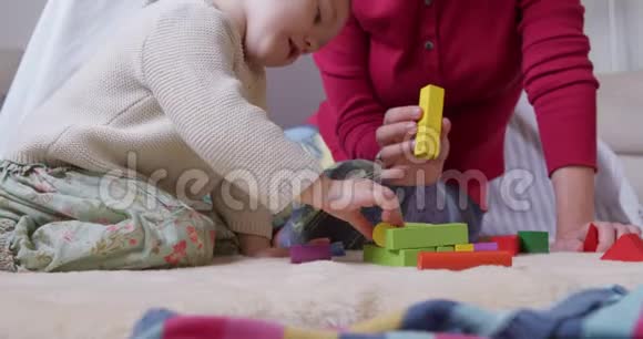 白种人女人在家玩小孩视频的预览图