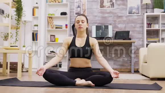 穿着运动服练习瑜伽的美女视频的预览图