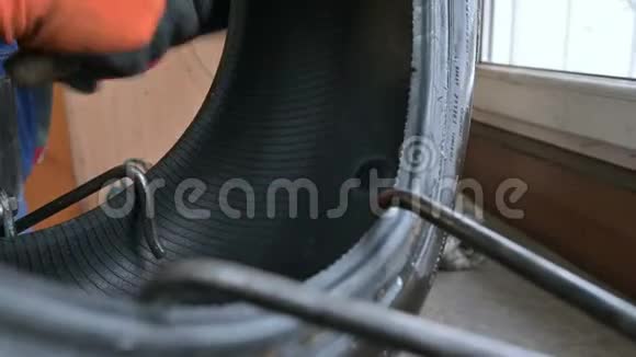 技师修理汽车轮胎在车库里扎破视频的预览图