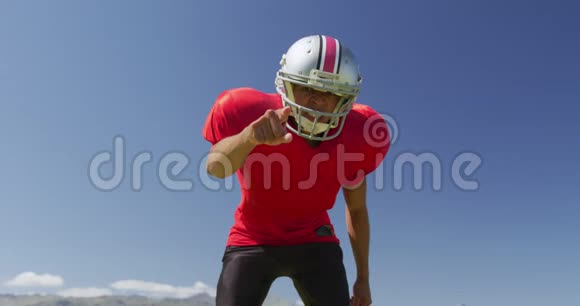 美国足球运动员戴着头盔站着视频的预览图