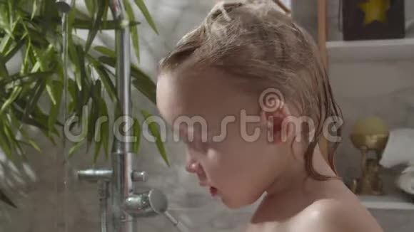 沐浴泡沫洗脸的女婴视频的预览图