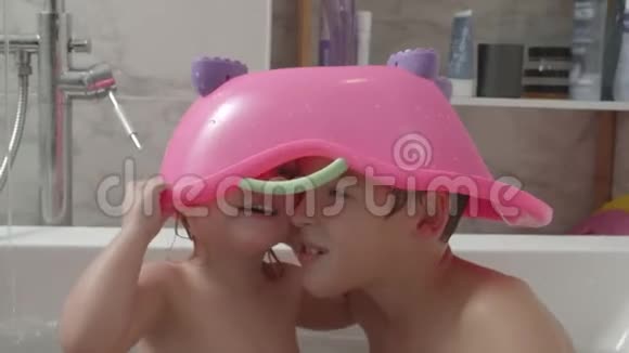 玩的孩子试图在玩具浴缸里隐形视频的预览图