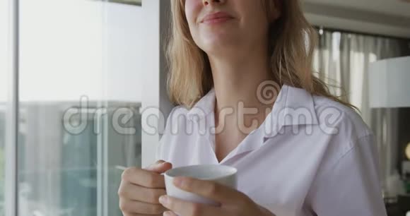 高加索女人在酒店房间喝咖啡视频的预览图
