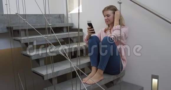 高加索女人在酒店用智能手机视频的预览图