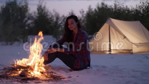 篝火附近营地的女游客视频的预览图