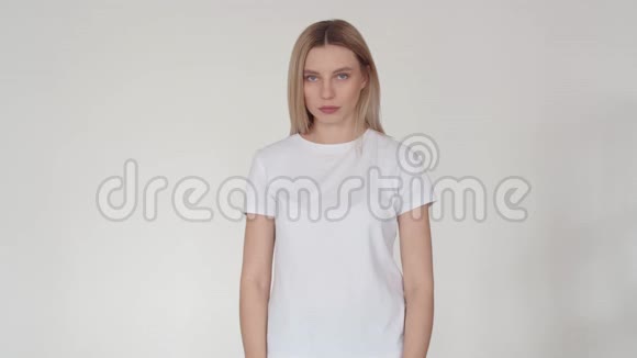 一个胃病的女人穿着白色背景的白色t恤一个女人把手放在她生病的胃上这就是视频的预览图