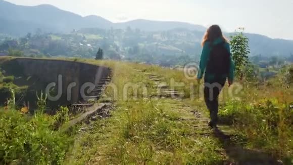 徒步穿越老石桥的女孩视频的预览图