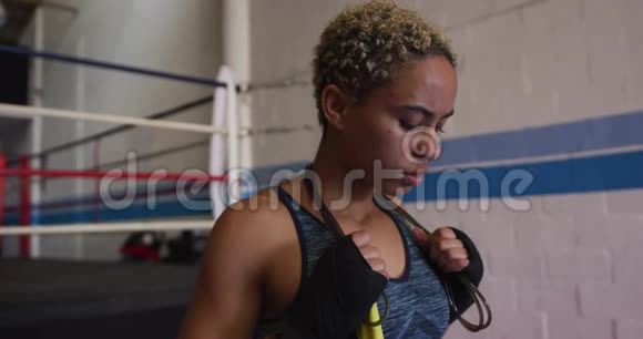 拳击运动中的健身女子近景视频的预览图