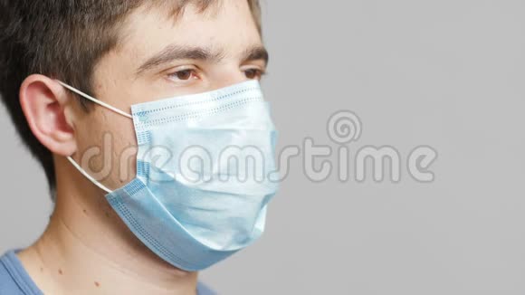 一位年轻的医生戴着防护面罩看着你疲倦的样子转过头来概念医学和健康视频的预览图