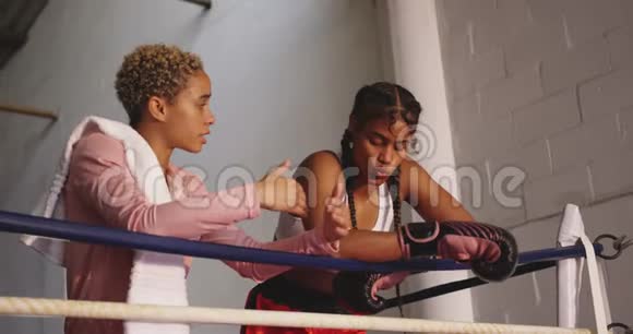 两个混血女人讨论拳击场视频的预览图